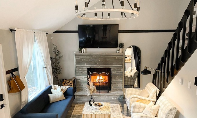 Tobyhanna Cabaña | Stunning Blue Pine Cottage- King Bed!