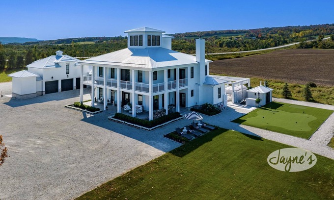 Grey Highlands Otro | Stunning, bright Georgian coastal home outside of Thornbury, Pool and Hot Tub!