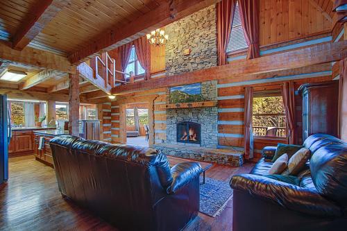 Sevierville Casa | Stunning Cabin: 7 Acres, 360 Views, 20min to Park!