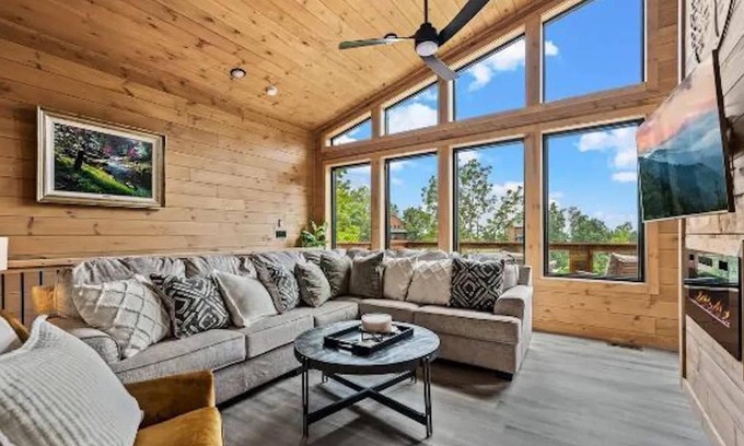 Sevierville Cabina | Stunning Cabin for 6 with Hot Tub & Pool Table!