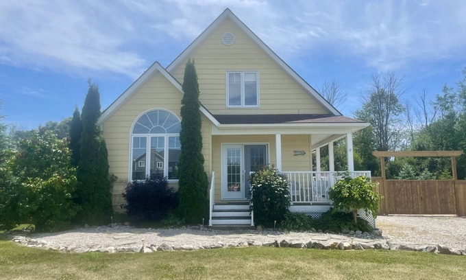 Port Albert Cabaña | Stunning Cape Cod Style Cottage, Huron County