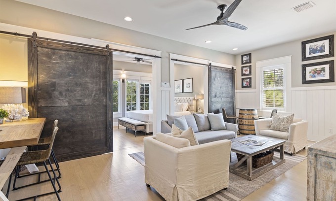 Watercolor Casa | Stunning Carriage House in Watercolor | 4 Pass Golf Cart | 2 Bicycles Included!