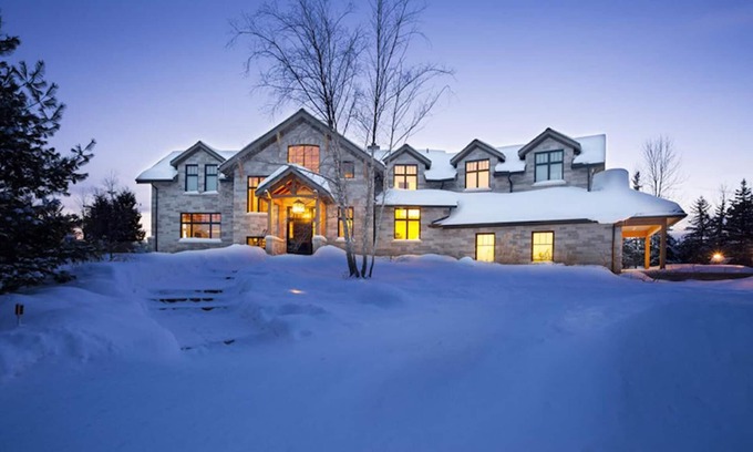 Clearview Otro | Stunning Chalet in the heart of Collingwood! 6 Bed, 5 Bath! 2-Acre Property!