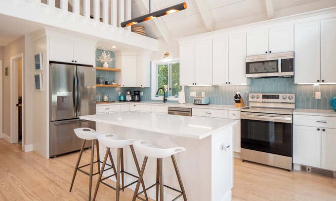 Middletown Casa | Stunning, Chic Remodel! Beach House Minutes to Newport!