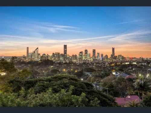 Holland Park West Casa | Stunning City View 5BR with Balcony near Malls Uni and CBD