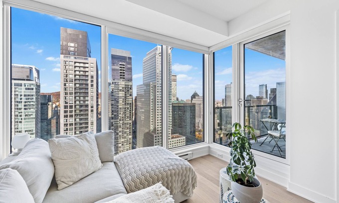 Montreal Apartamento | Stunning city views luxurious condo in Montreal w/balcony & office space