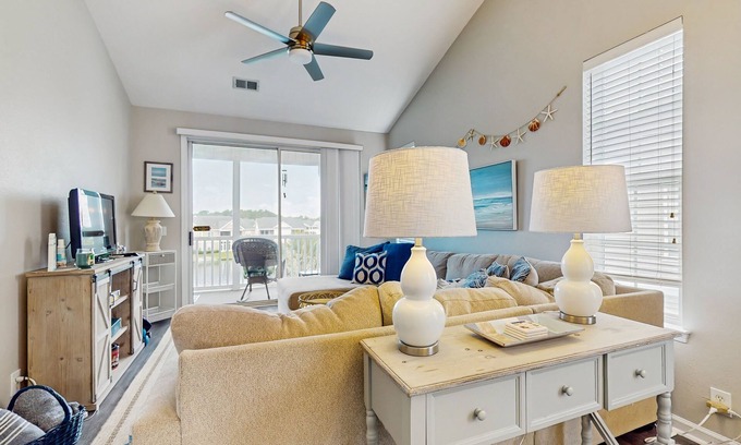 Sunset Beach Apartamento | Stunning coastal condo with shared pool, close to beach and local attractions