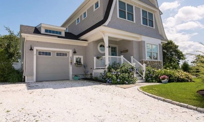 Newport East Casa | Stunning Coastal Home - Close to beaches and downtown!