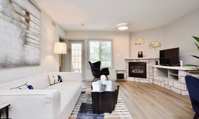 Oro-Medonte Condominio | Stunning Condo with Access to Pool