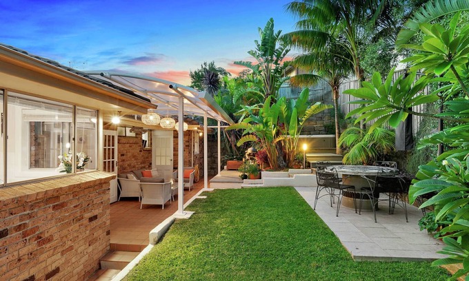 Warriewood Casa | Stunning Contemporary Home with Tropical Garden