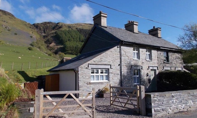 Manod Casa | Stunning cosy, pet friendly & peaceful 3 bedroom, 2 bathroom cottage, fast WiFi