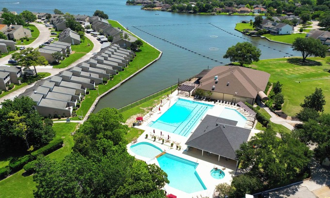Montgomery Casa | Stunning CountryClub Lake Condo