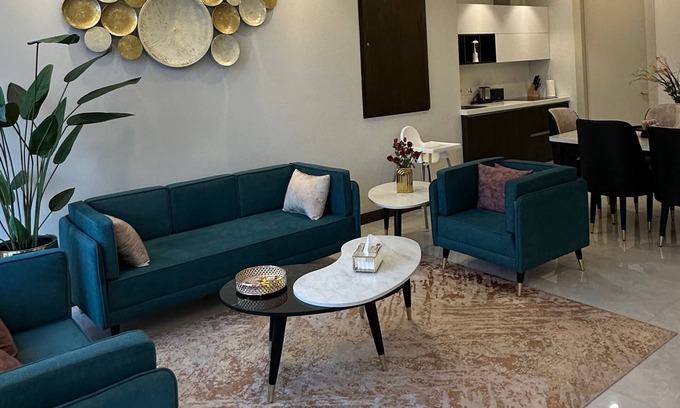 Gulberg Apartamento | Stunning Courtyard View from 2-Bedroom Apartment on 6th floor