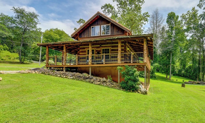 Cosby Cabina | Stunning Creekside Cosby Cabin w/ Deck + Fire Pit!