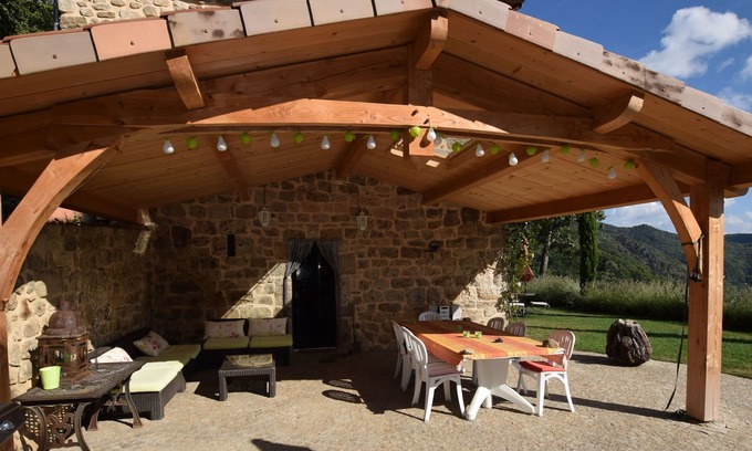 Burzet Casa | Pintoresca casa de vacaciones en Burzet con piscina