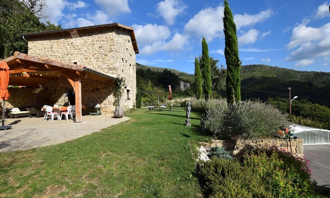 Burzet Casa | Pintoresca casa de vacaciones en Burzet con piscina