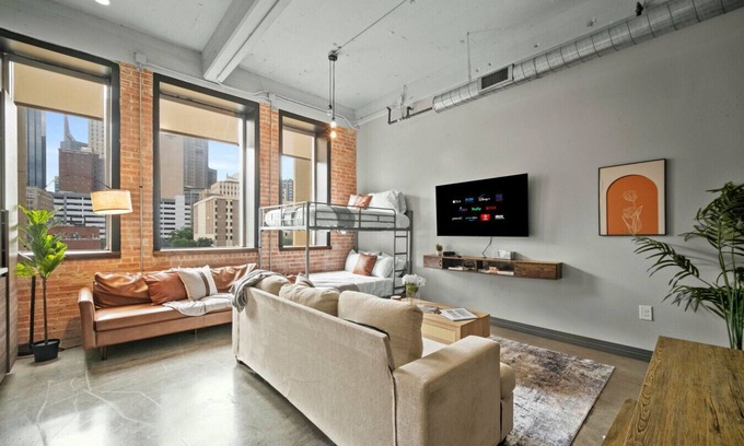 Downtown Dallas Apartamento | Stunning Downtown Apartment | Pool, Laundry, Parking