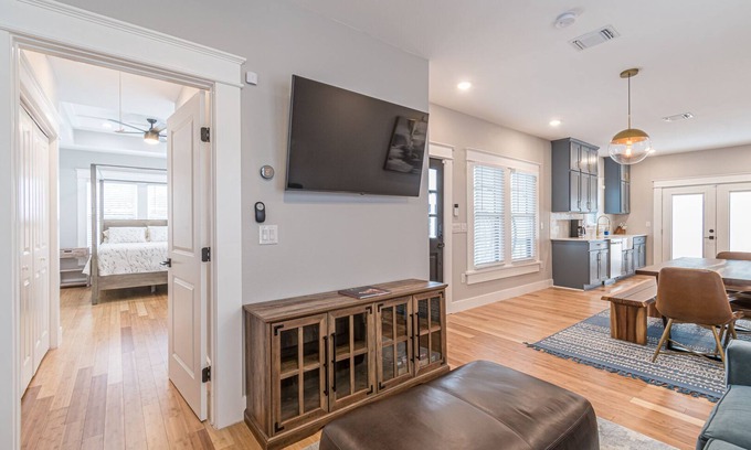 Southtown Casa | Stunning Downtown Lavaca home - Convention Center, Riverwalk & more - w/HotTub
