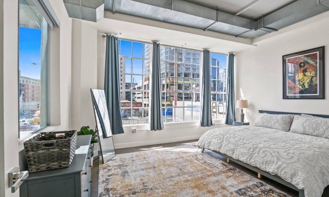 Historic Core Apartamento | Stunning DTLA Gem 2bed w/ pool, gym, & parking