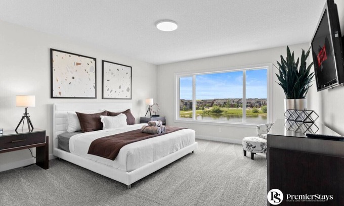 Airdrie Casa | Stunning Executive Home » Central AC » King Bed