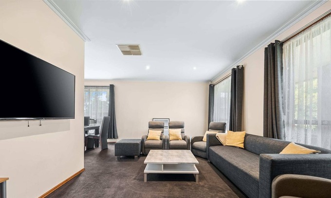 Canadian Apartamento | Family Friendly 4BR Holiday Home
