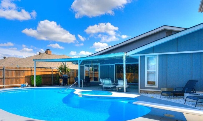 Oklahoma City Casa | Stunning Family Home with Pool