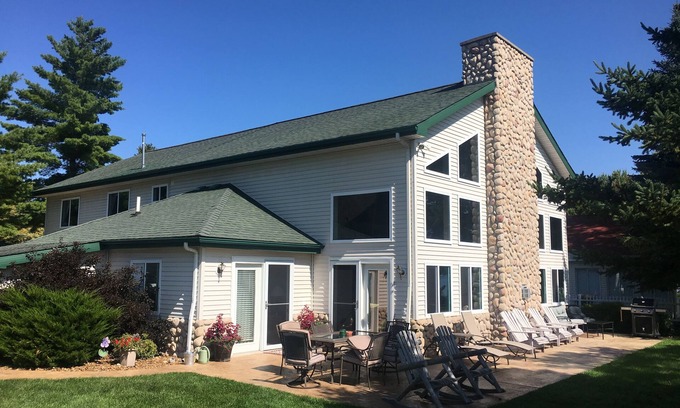 Houghton Lake Casa | Impresionante casa de cinco dormitorios frente al lago en Houghton Lake, Michigan