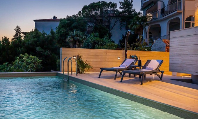 Selce Apartamento | Impresionante piso junto al mar con piscina, vistas al mar, ducha exterior, tumbonas