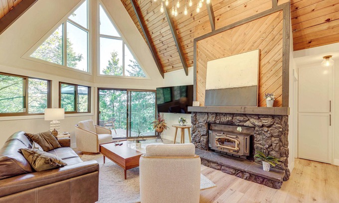 Blue Jay Cabina | Stunning Forest Views: Luxury Lake Arrowhead Cabin