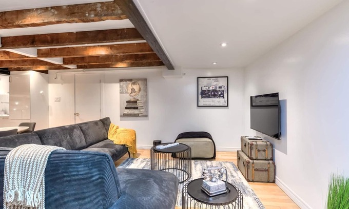 Old Montreal Condominio | Stunning Full-Floor Condo in Montreal's Old Port: Two Luxury Apartments combined