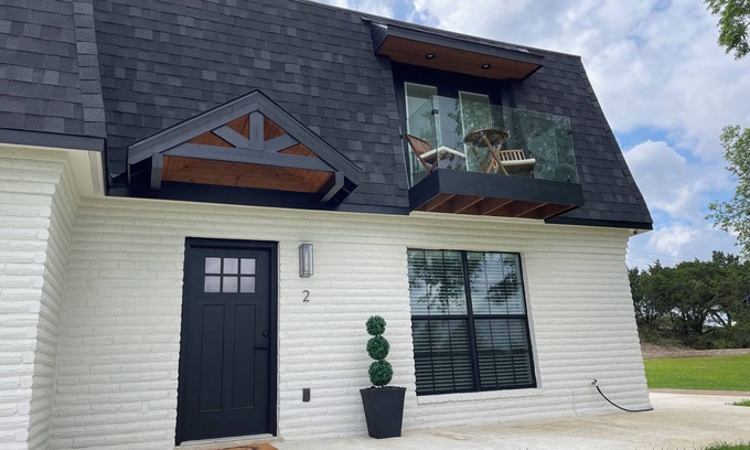 Wetmore Casa | Stunning Glass Balcony Townhome with Rolling Hills View Near Six Flags & Boerne
