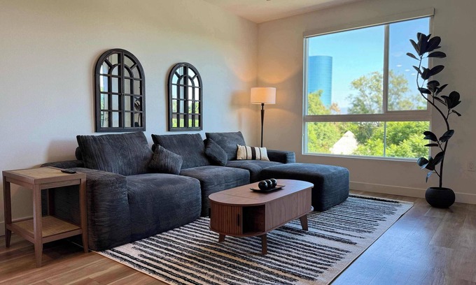 Lyon Street Apartamento | Stunning Haven with Pool Gym Parking Close to Disneyland