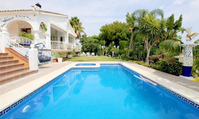 Estepona Villa | Impresionante villa con todas las características, A menos de 10 minutos de la playa y centro