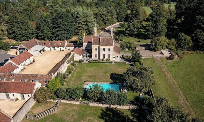 Wick Casa | Stunning, historic family house with swimming pool