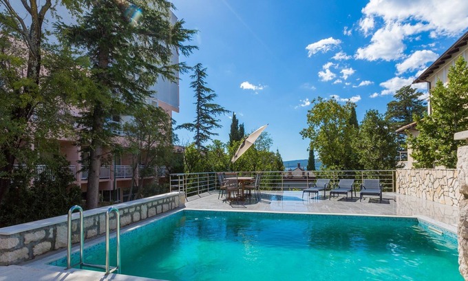 Selce Casa | Acogedora Casa Vacacional en Selce con Piscina Privada