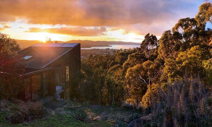 West Hobart Casa | Stunning home with Breathtaking Views. Perfect for big groups and families!