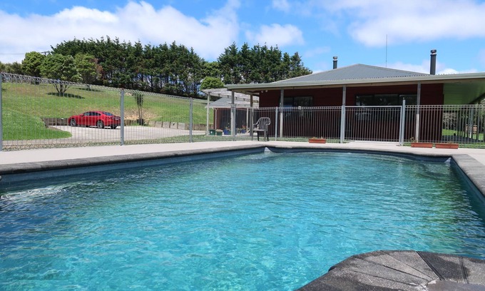 Helensville Casa | Impresionante casa para unas vacaciones relajantes con piscina en Helensville