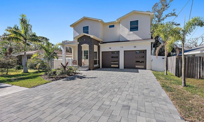 Pinellas Park Casa | Stunning house in Pinellas Park - Pool Heat Avail