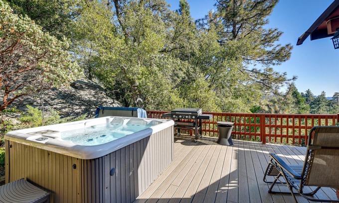 Idyllwild Cabina | Espaciosa cabaña 4BR Idyllwild con bañera de hidromasaje privada.