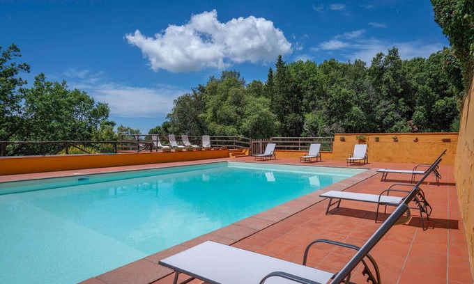 Chianni Villa | Estupenda casa de vacaciones privada con WIFI, piscina privada, TV, patio y mascotas permitida