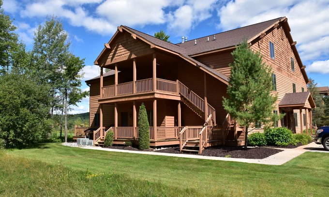 Mancelona Condominio | Stunning Knotty Pine Condo at Schuss Mountain