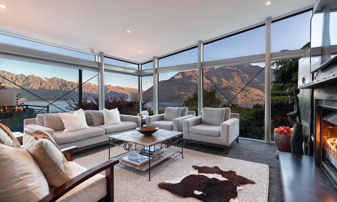 Fernhill Casa | Stunning lake and mountain views, spa, close to town in a peaceful neighbourhood