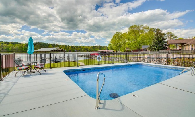 Mid America Casa | Stunning Lake Hamilton Getaway with Hot Tub!