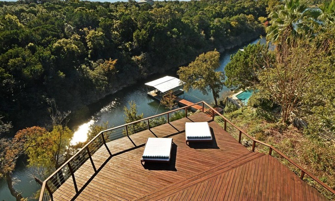 Volente Cabina | STUNNING Lakefront Cabin with HUGE outdoor patio