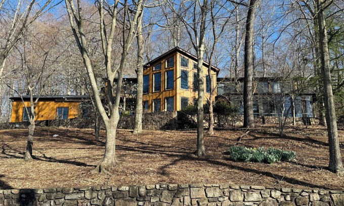 Moneta Casa | Stunning LAKEFRONT family retreat. HOT TUB,DOCK, PET FRIENDLY, COVERED BOAT SLIP