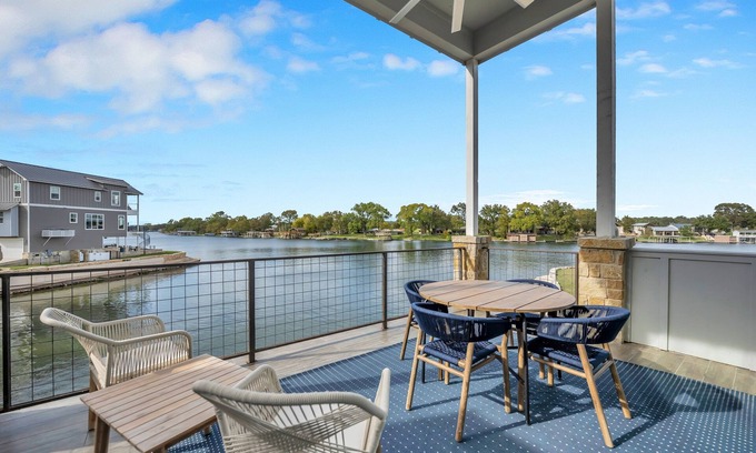 Kingsland Casa | Stunning lakefront home w/ pickleball, shared pool & sand volleyball