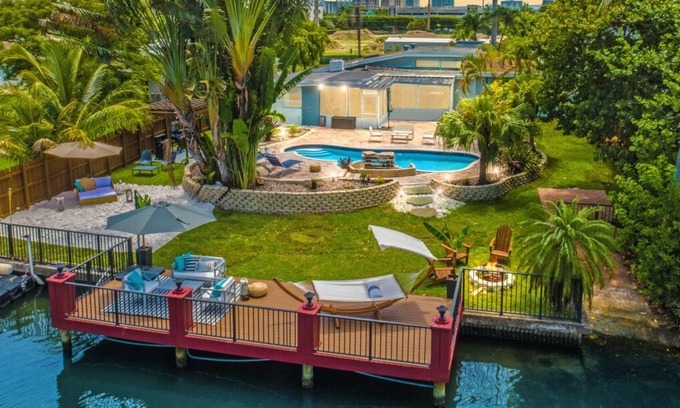 Ojus Casa | Stunning Lakefront Miami Pool House -Aventura Mall