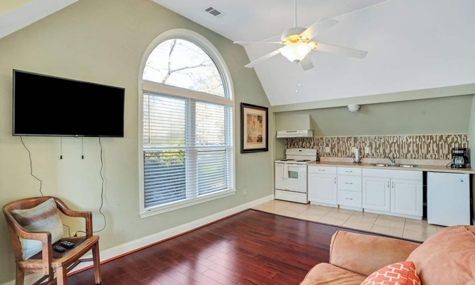 Gilbert Apartamento | Stunning Lakefront Sanctuary: Your Perfect Getaway