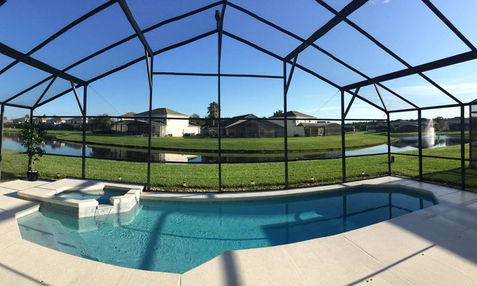 Cumbrian Lakes Villa | Impresionante villa junto al lago, piscina y spa. 4BR / 3BA - Comunidad cerrada - Disney 12 Mins