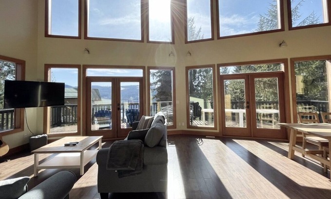 Celista Casa | Stunning lakeview home in the North Shuswap